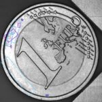 Moneta da 1 Euro con difetti segnalati dal sistema di visione.